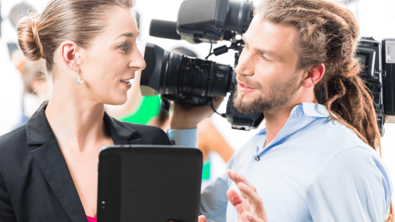 Qual é a função do showrunner em uma série de TV?