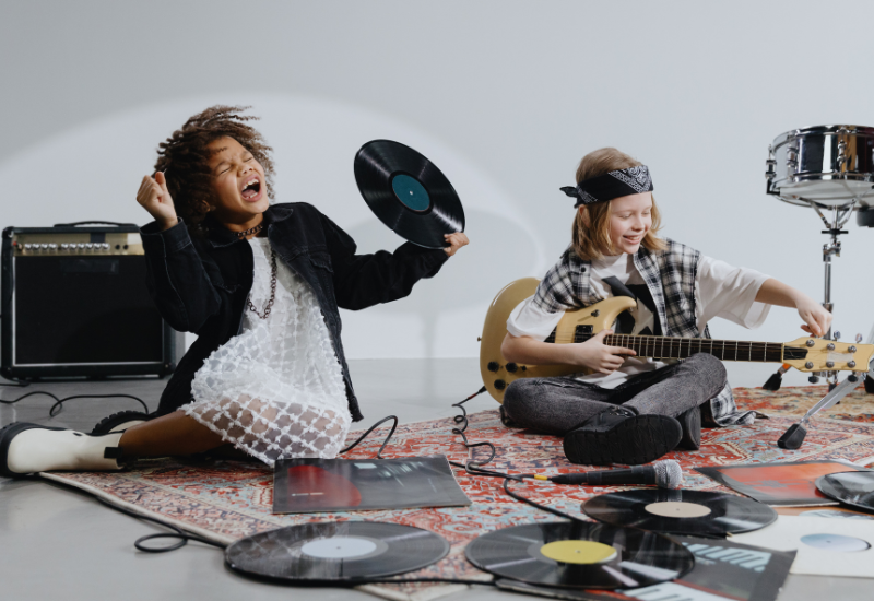 5 músicas que viralizaram por causa de séries e filmes