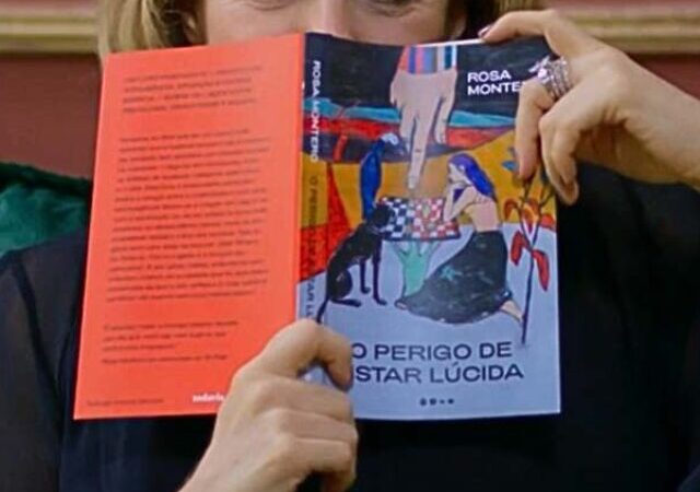 Livro lido por Odete Roitman em Vale Tudo