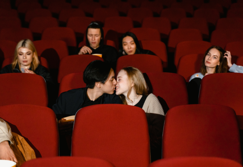 Ingresso caro, barulho e falta de respeito: os principais problemas da ida ao cinema atualmente