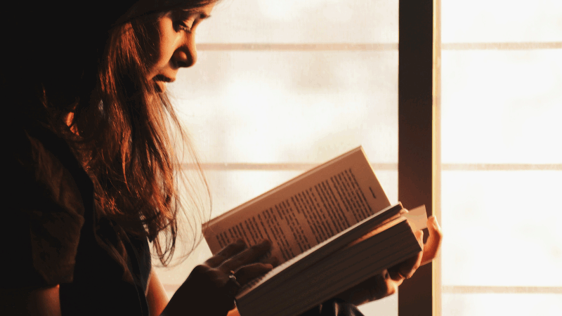 Quais são os tipos de narrador mais comuns no cinema e na literatura?