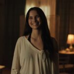 Cena do filme de terror Obsessão (2026) com a atriz Inde Navarette em uma expressão perturbadora.
